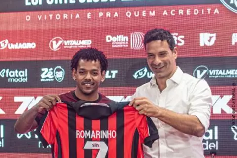 بعد 11 عامًا.. رومارينيو يعود إلى الدوري البرازيلي